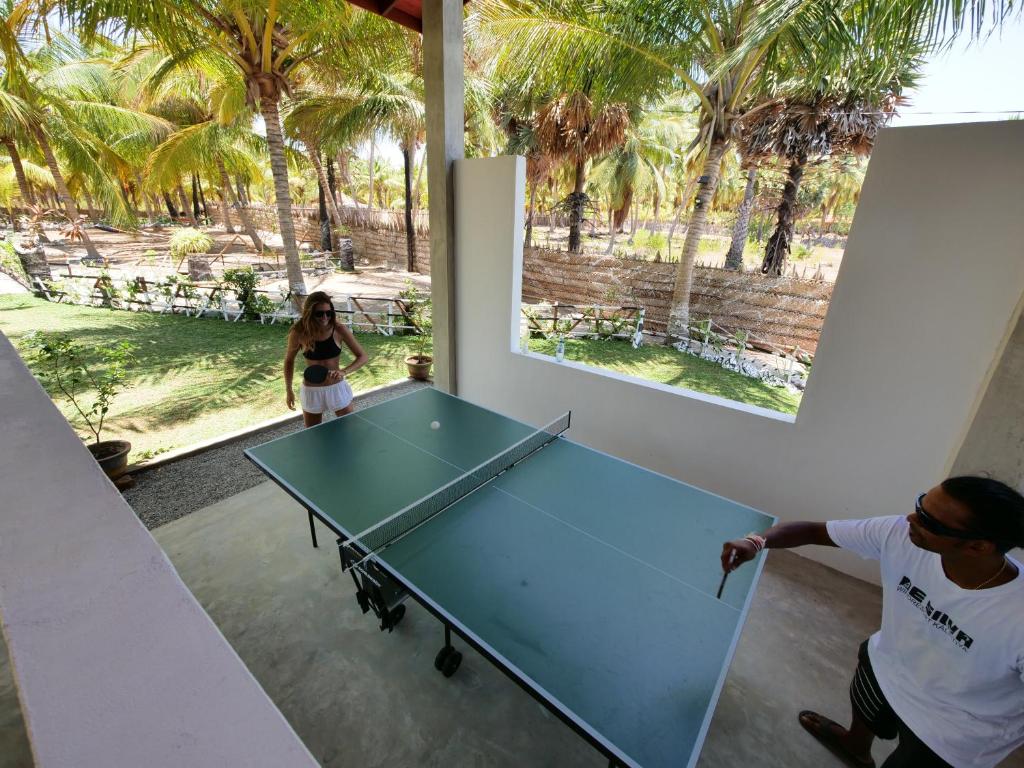 Stolní tenis v ubytování De Silva Palm Resort nebo okolí