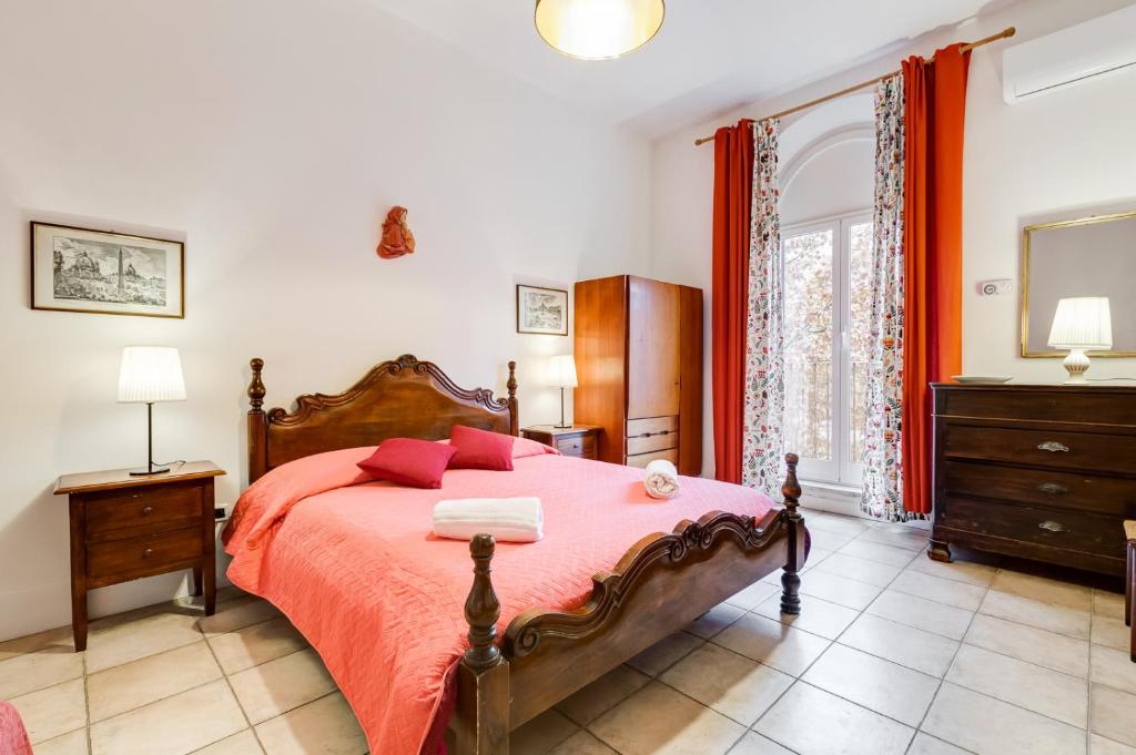 ローマにあるドムス リッカ テルミニのベッドルーム1室(大型ベッド1台、赤い枕付)