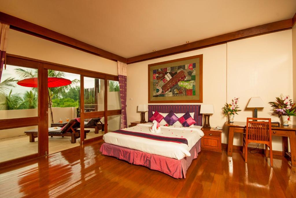 Postel nebo postele na pokoji v ubytování Andamania Beach Resort, Khaolak - SHA plus