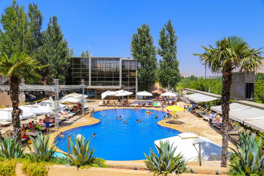 Bazén v ubytování Layali Al Shams Hotel nebo v jeho okolí