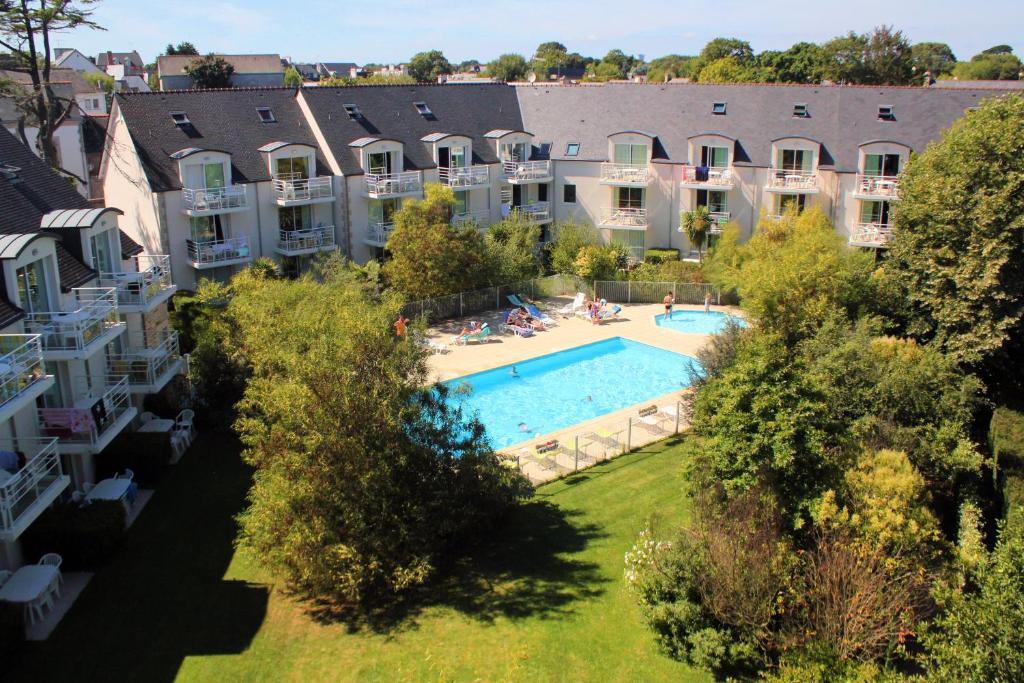 - une vue aérienne sur un grand complexe d'appartements avec une piscine dans l'établissement Résidence Goélia Le Domaine des Glénan, à Fouesnant