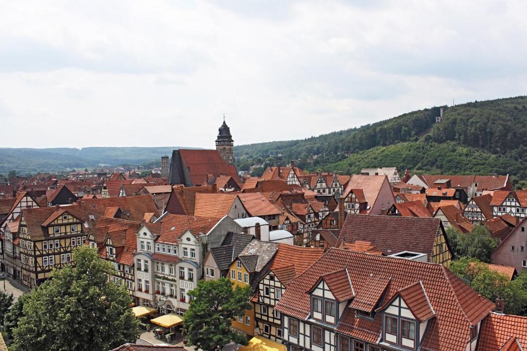 uma vista para uma cidade com edifícios e uma torre do relógio em Hotel Restaurant Schlosschänke em Hannoversch Münden