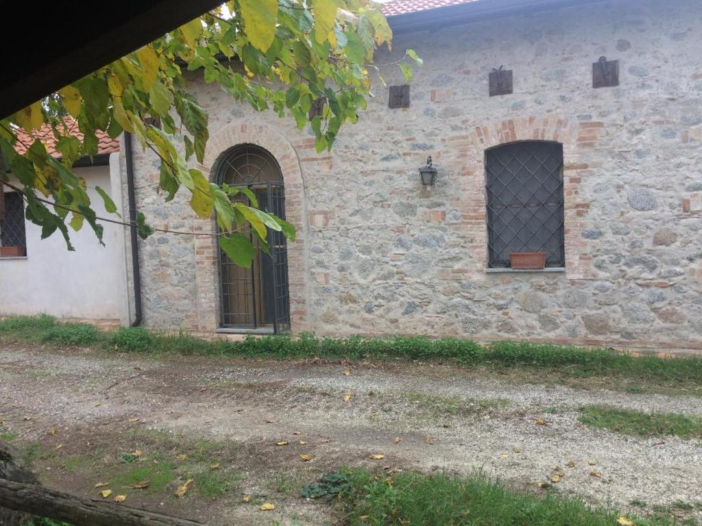 San SosteneにあるIl pino marittimoの窓2つと庭付きの石造りの建物