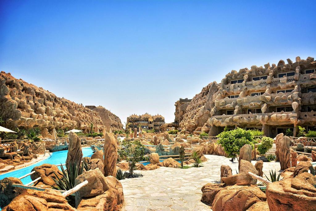 Caves Beach Resort Adults Only في الغردقة: اطلالة المنتجع على المسبح والمباني