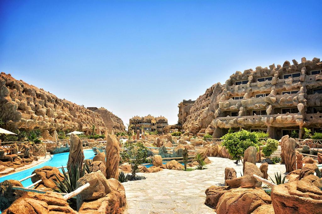 Blick auf ein Resort mit Pool und Gebäuden in der Unterkunft Caves Beach Resort Adults Only in Hurghada