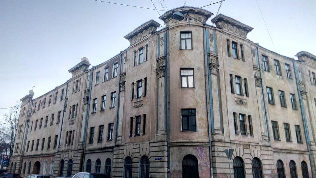 un vecchio edificio in pietra su una strada cittadina di Vitalija a Riga