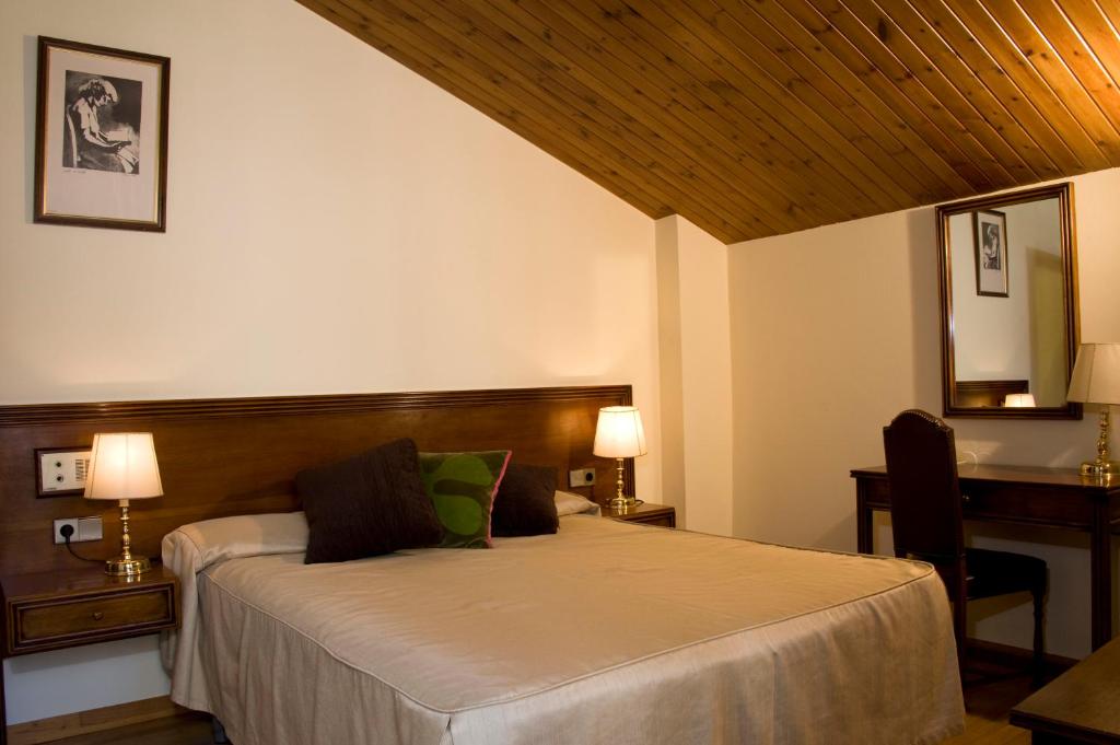 Postel nebo postele na pokoji v ubytování Hotel Santa Bàrbara De La Vall D'ordino