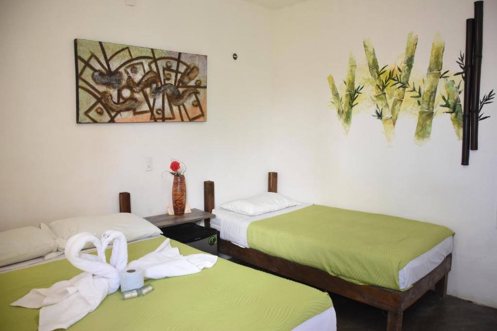 Postel nebo postele na pokoji v ubytování Emotion Avenida Tulum Hotel & Hostal