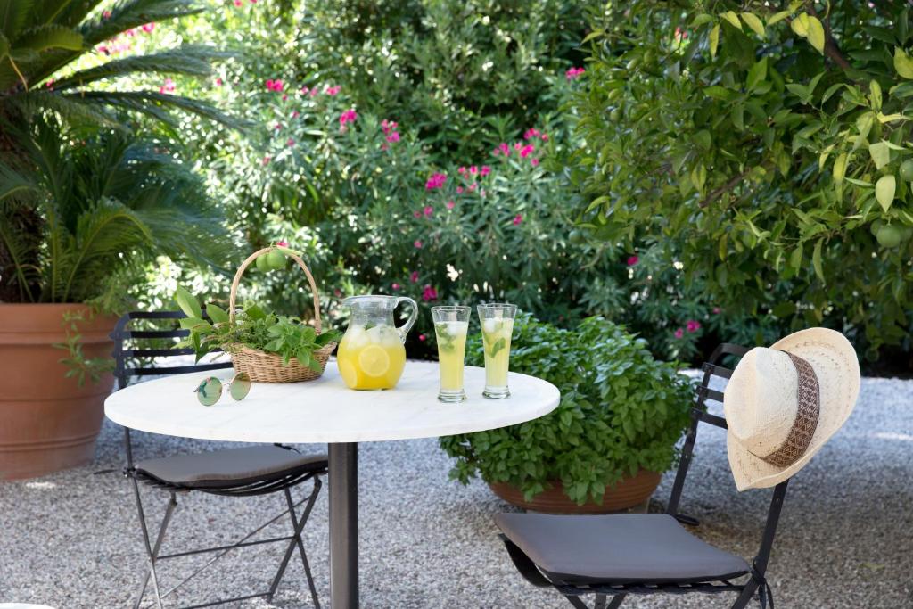 una mesa con vasos de jugo en ella con plantas en Rododafni Bay Residences, en Rodhodháfni