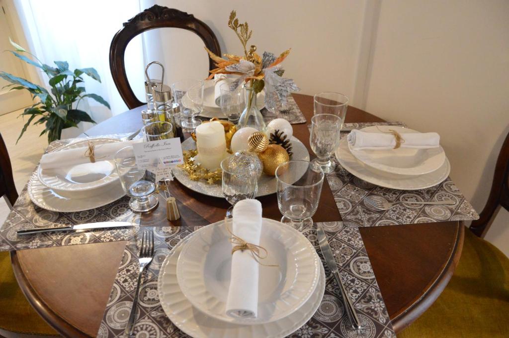 Zdjęcie z galerii obiektu Historic Center - Elegant Apartment with Charming Antiques - Raffaello Inn w Rzymie