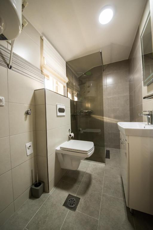 a bathroom with a toilet and a shower and a sink at Studio apartman Centar in Banja Luka