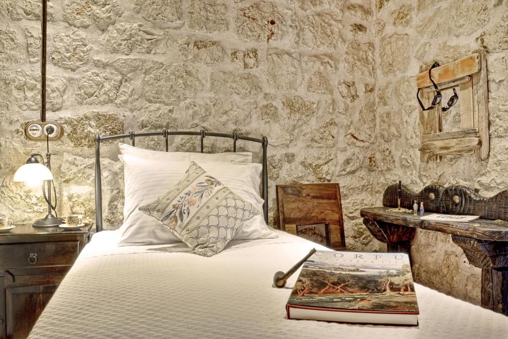 Postel nebo postele na pokoji v ubytování Traditional Villa Fioretta
