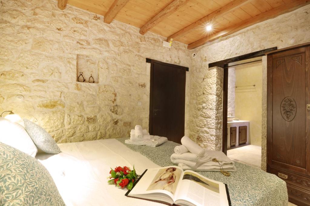 Postel nebo postele na pokoji v ubytování Traditional Villa Fioretta