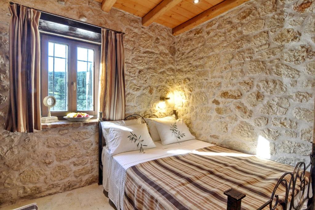 Postel nebo postele na pokoji v ubytování Traditional Villa Fioretta