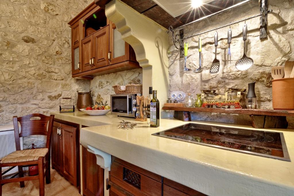 Kuchyň nebo kuchyňský kout v ubytování Traditional Villa Fioretta