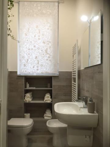 ミラノにあるJoy Houseのバスルーム(洗面台、トイレ、鏡付)