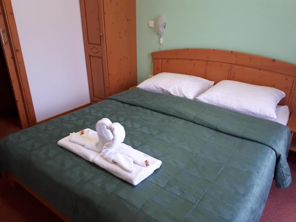 Postel nebo postele na pokoji v ubytování Hotel Rakov Skocjan