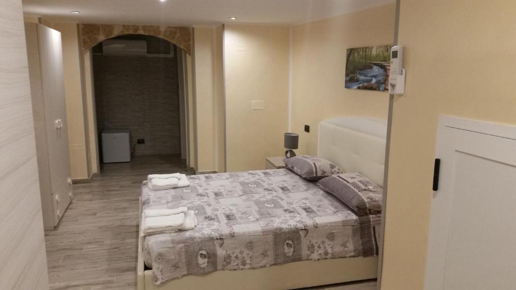 - une chambre avec un grand lit dans l'établissement B&B La Nassa, à Brindisi