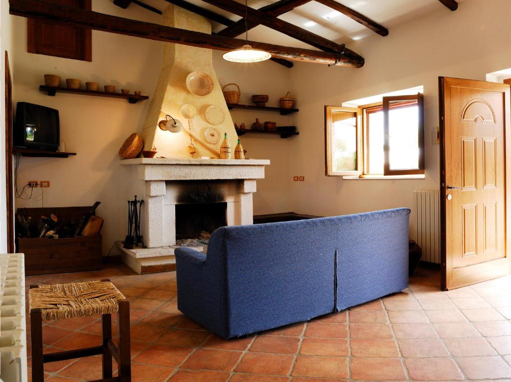 ヴィッジャーノにあるIl Castelluccioのリビングルーム(青いソファ、暖炉付)