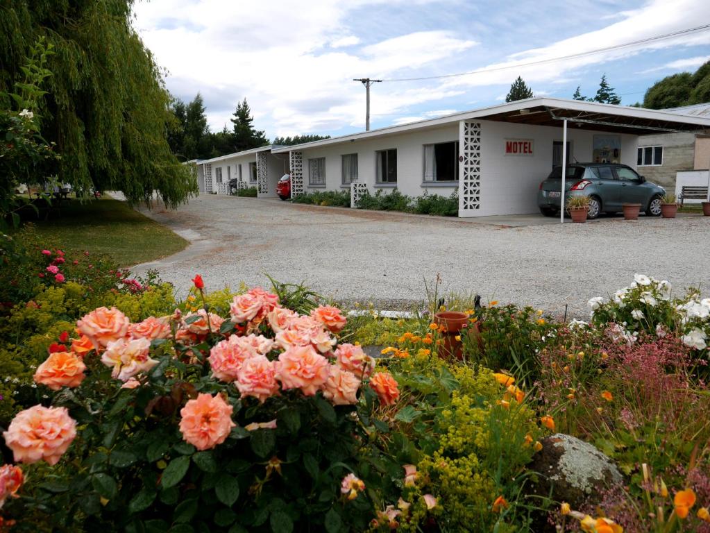 a bunch of flowers in front of a building at Ranfurly Motels in Ranfurly