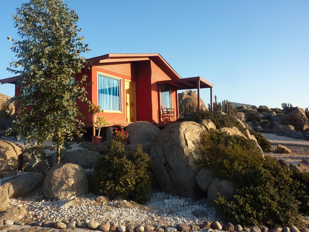 una casa en medio de un desierto con rocas en Cabaña Ecológica Trotamundos, en Coquimbo