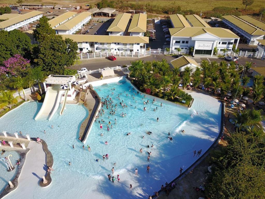 una vista aérea de una piscina en un complejo en L'acqua Diroma - Piscinas 24 horas - O Melhor de Caldas, en Caldas Novas
