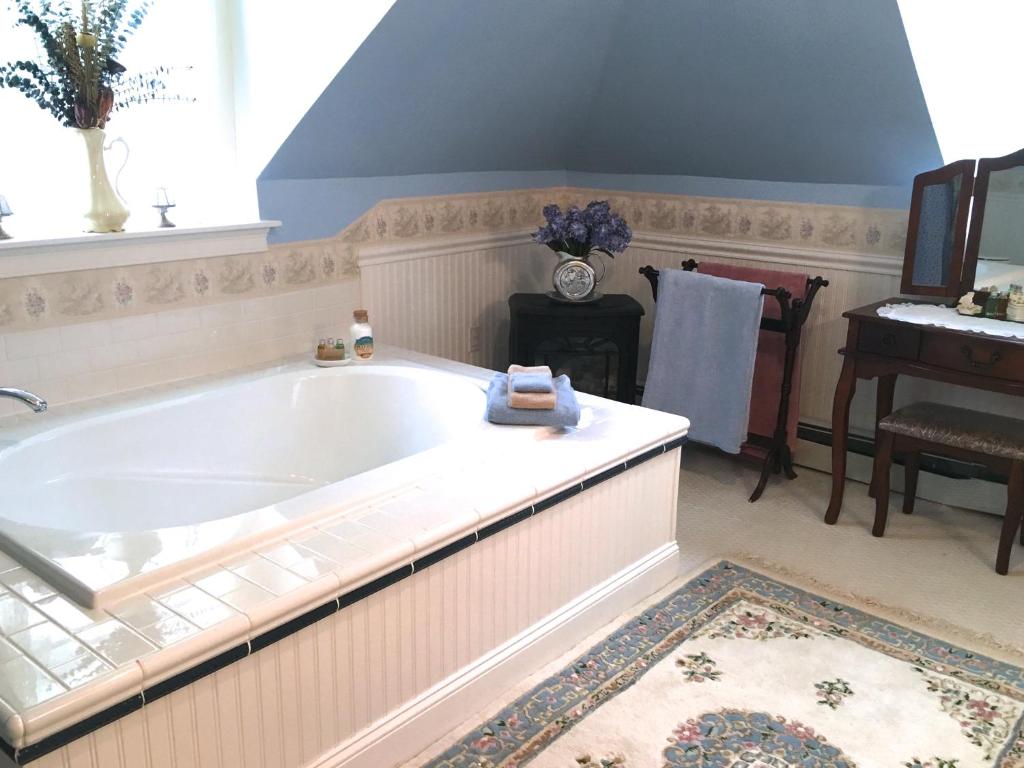 Center Harbor Sutton House B & B - King Suite With Spa Bath