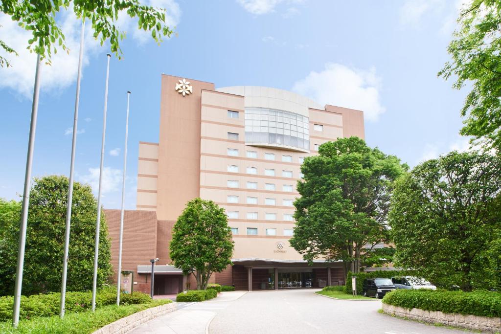 un edificio con una torre de reloj encima en Forest Inn Showakan (Okura Hotels & Resorts) en Akishima