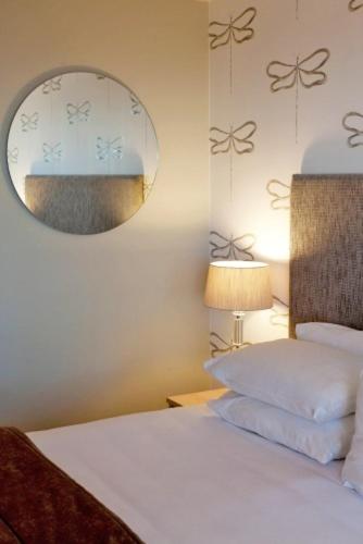 Postel nebo postele na pokoji v ubytování The Crown Hotel
