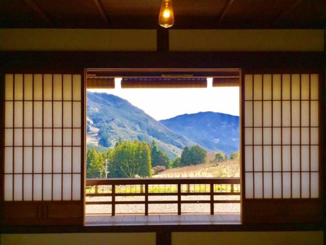 ventana en una habitación con vistas a la montaña en Guesthouse En, en Ochi