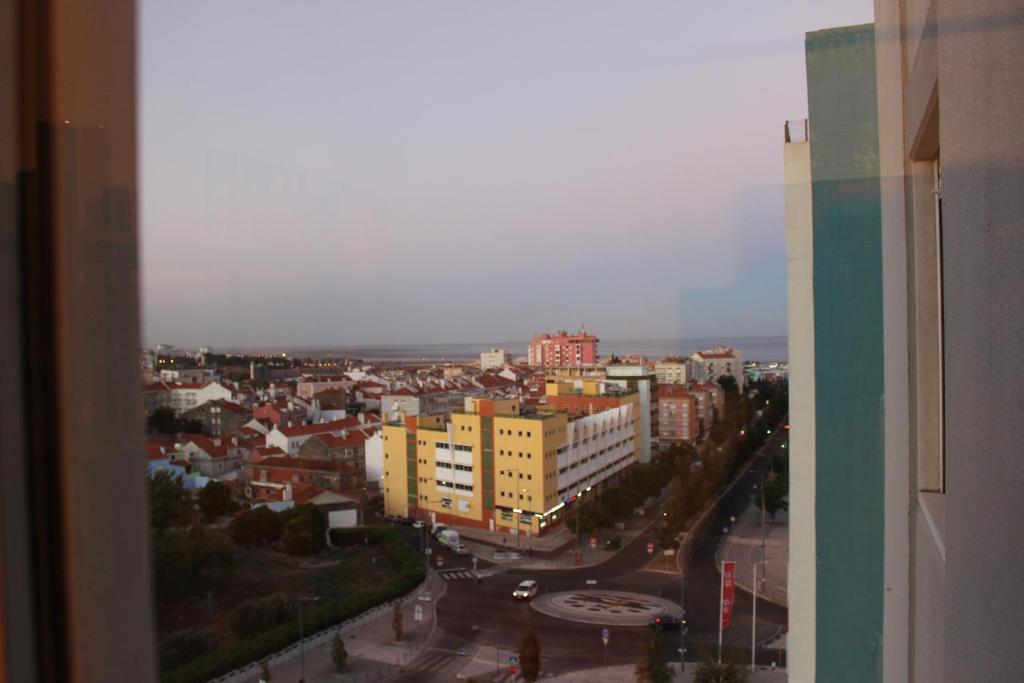 My apartment in Sacavém في شقبان: منظر المدينة من المبنى