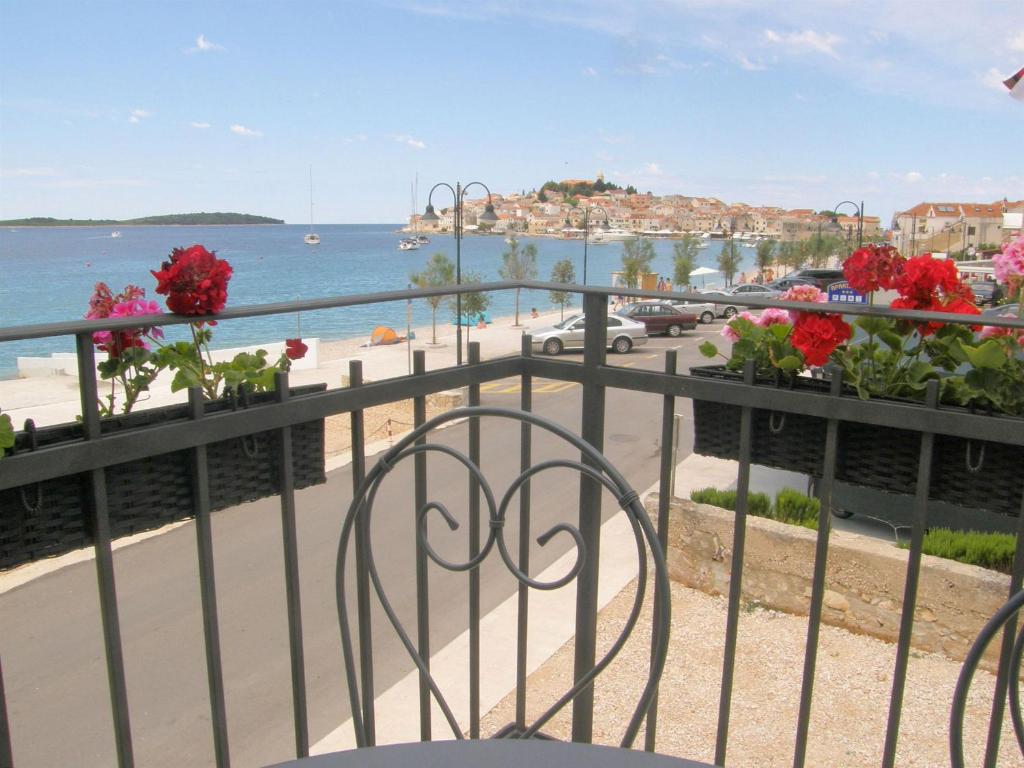 Un balcón con vista a la playa y al océano. en Apartments Mare, en Primošten