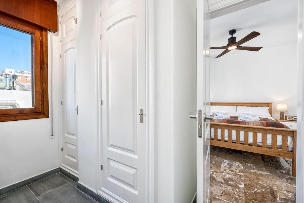 Posteľ alebo postele v izbe v ubytovaní Mary Apartment in Malaga by Solaga Holiday Homes