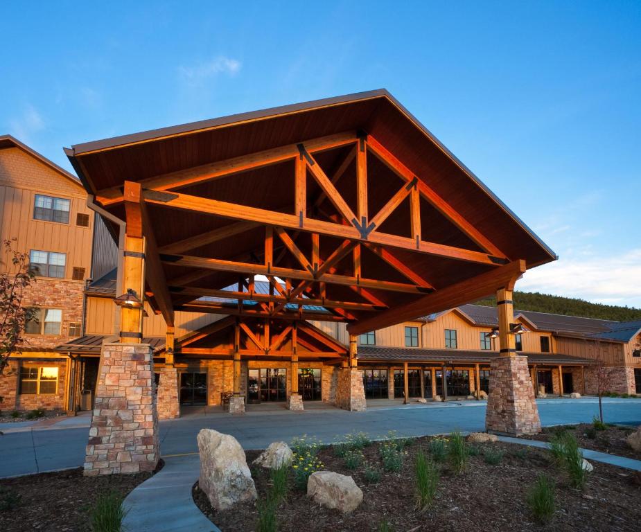 einem großen Holzpavillon vor einem Gebäude in der Unterkunft The Lodge at Deadwood in Deadwood
