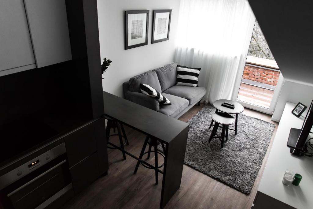 salon z kanapą i stołem w obiekcie Deluxe Apartments by Hostlovers w Kownie