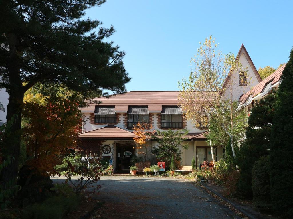 una casa con una calle delante de ella en Pension Eden, en Naganohara