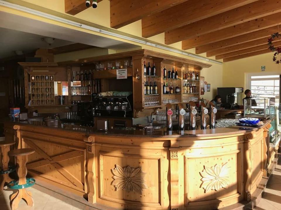 Lounge nebo bar v ubytování Hotel Sole del Baldo
