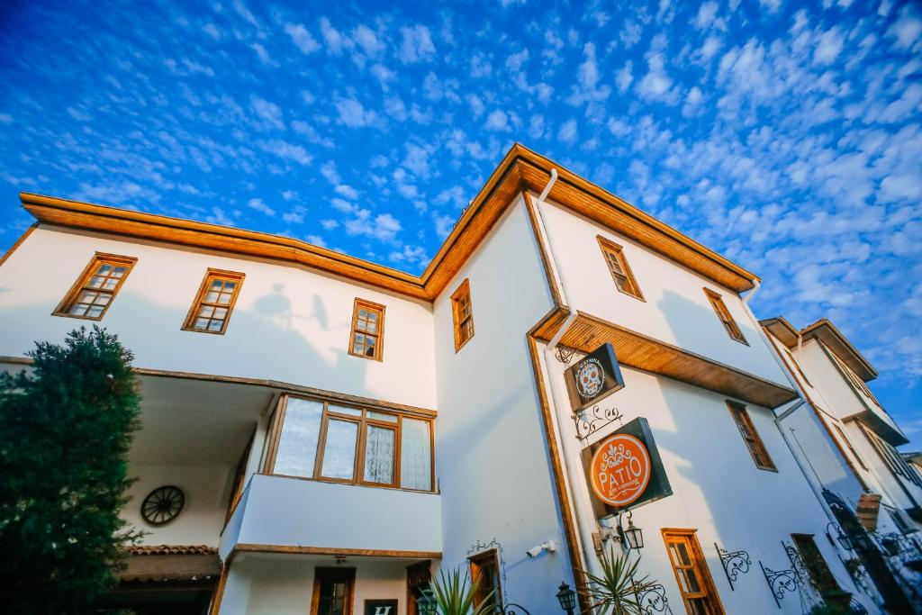 アンタルヤにあるPatio Hotelの白い建物