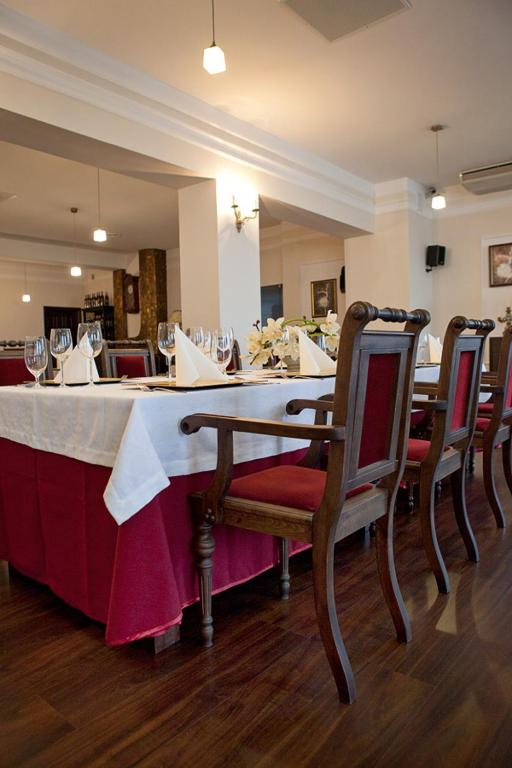 Reštaurácia alebo iné gastronomické zariadenie v ubytovaní Wzgórze Toskanii Conferences & Restaurant