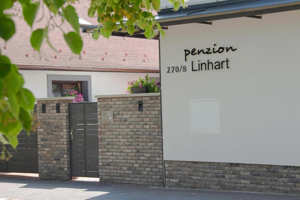 ポジェブラディにあるPenzion Linhartの煉瓦壁の窓外を見下ろす女