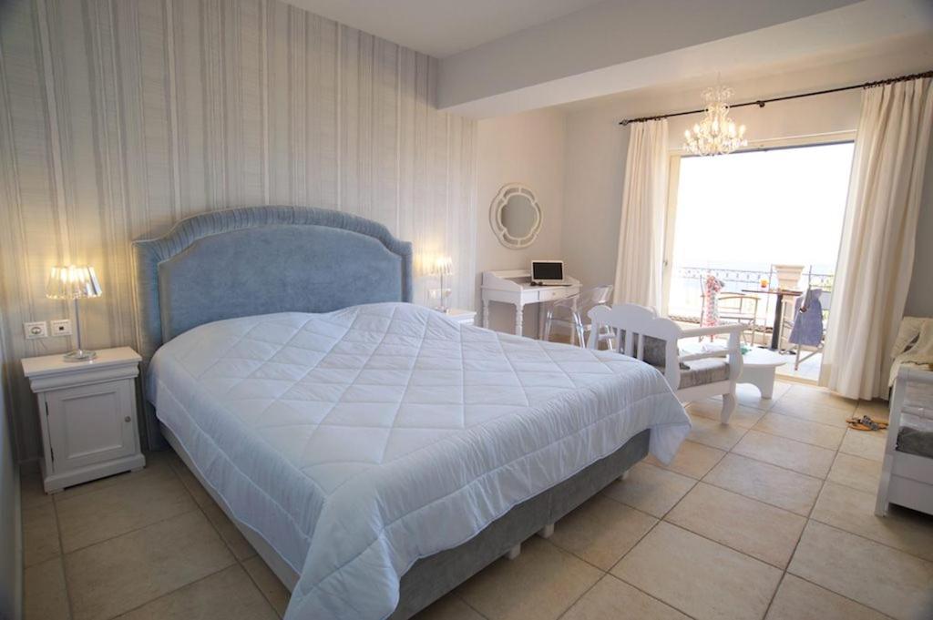 Postel nebo postele na pokoji v ubytování Almyra Hotel