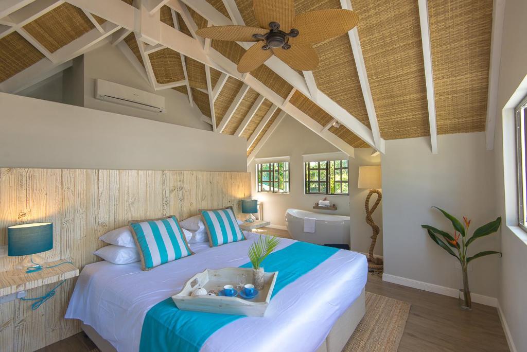 Postel nebo postele na pokoji v ubytování Le Nautique Waterfront Hotel La Digue