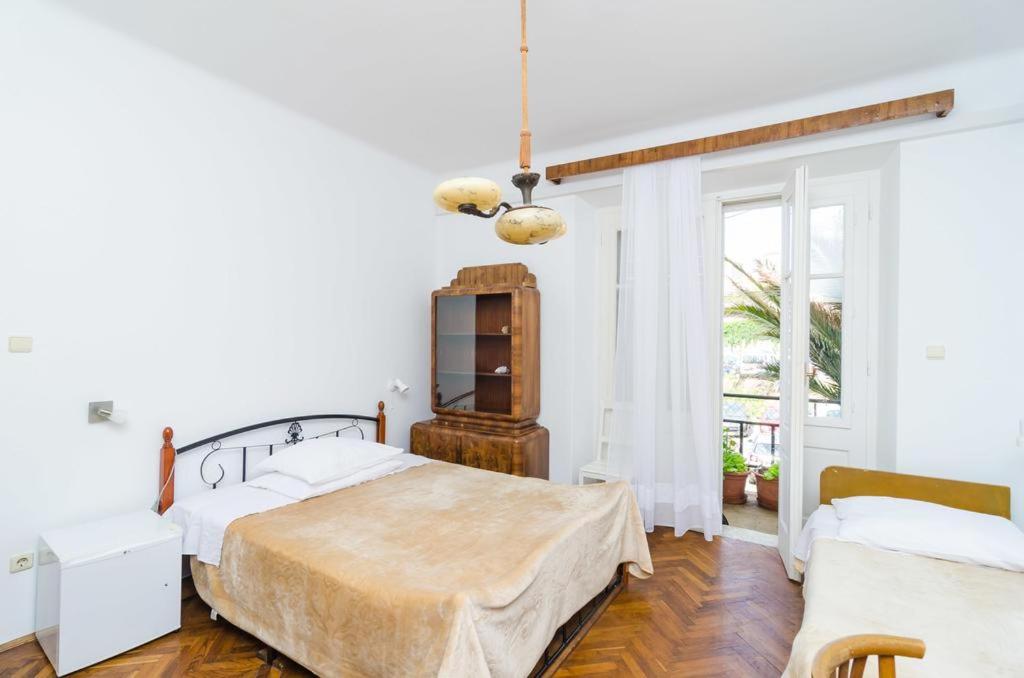 ドゥブロヴニクにあるRooms Ivo 1の白いベッドルーム(ベッド2台、窓付)