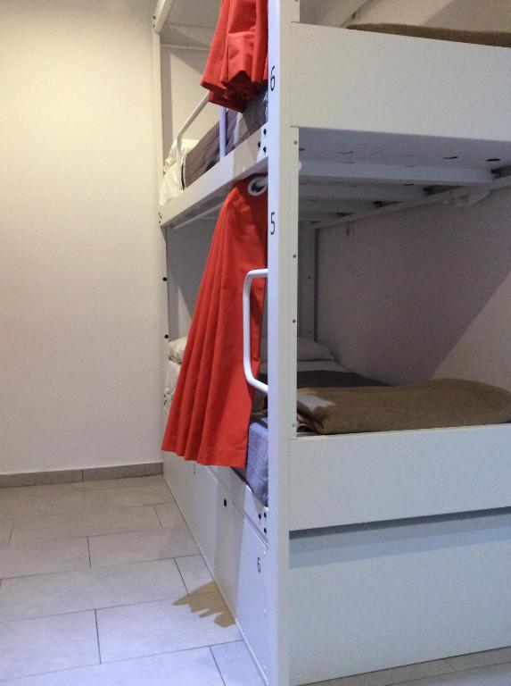 Palanda nebo palandy na pokoji v ubytování Hostelscat