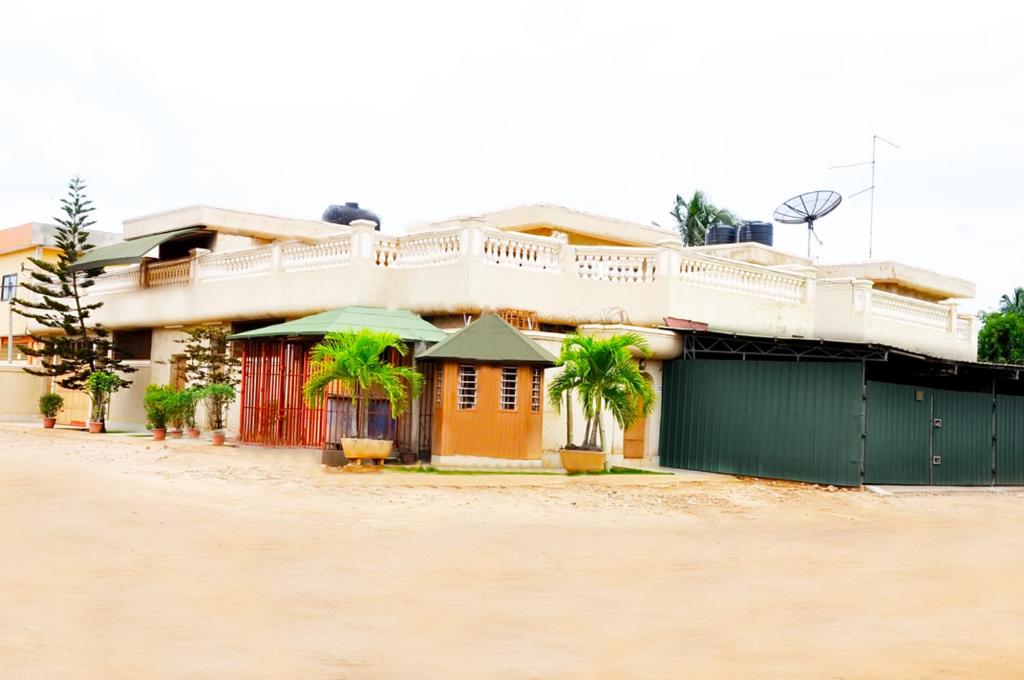 a row of houses on a dirt road at Résidences La Fourmi in Lomé