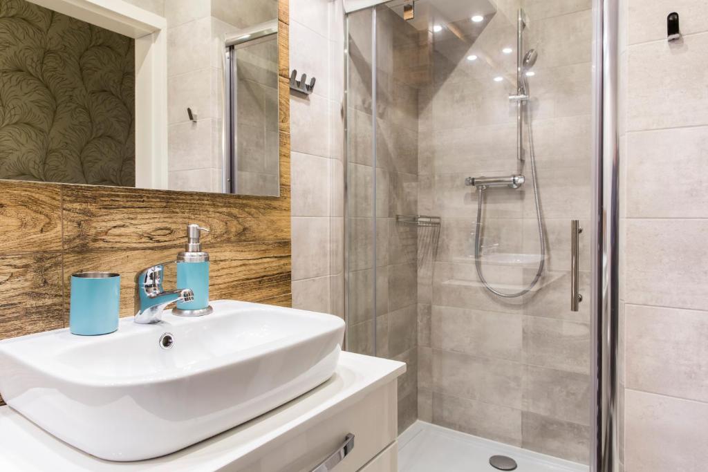 Kúpeľňa v ubytovaní udanypobyt Apartamenty Orkana Park Centrum