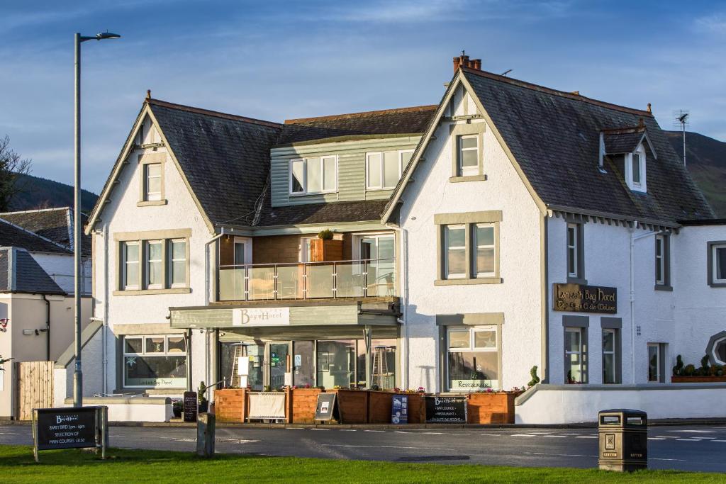 um grande edifício branco no lado de uma rua em Lamlash Bay Hotel em Lamlash