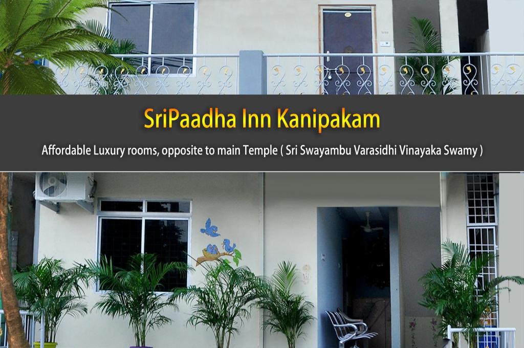 une maison avec une banderole qui lit sripaka inn karpathayan dans l'établissement SriPaadha Inn Kanipakam, à Kanipakam