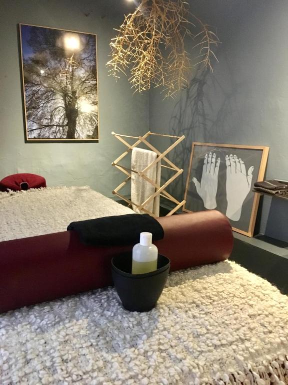 Postel nebo postele na pokoji v ubytování "Chambre d'Autres", massages
