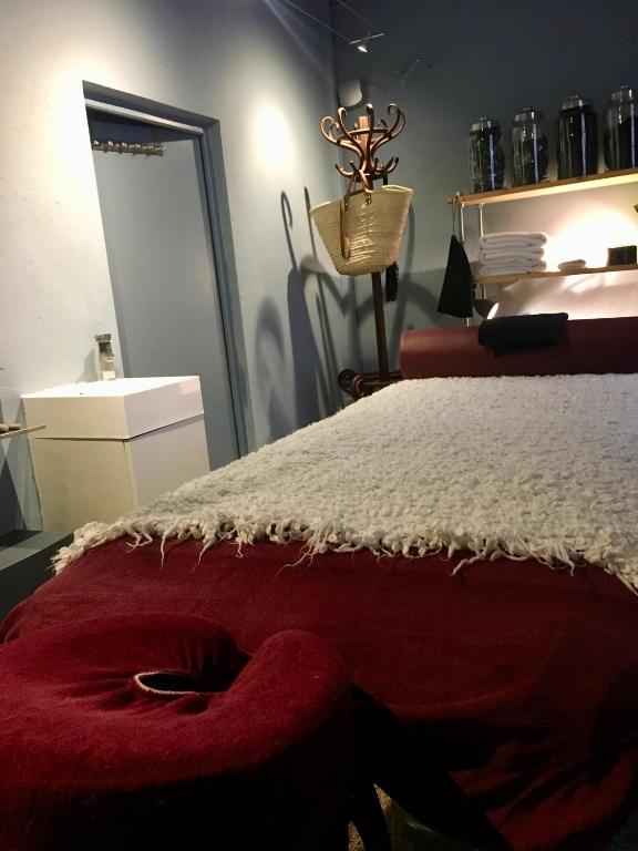 Postel nebo postele na pokoji v ubytování "Chambre d'Autres", massages